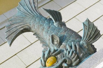 <p>Un f&eacute;roce poisson de pierre &agrave; c&ocirc;t&eacute; du mus&eacute;e.</p>