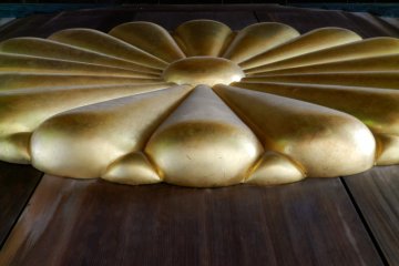 <p>Un motif de fleur sur la porte principale du temple</p>
