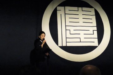 The show begins with a talk, with the Crest of the Theatre, from Yoshida Denjiro-za, which has been around since the Edo period.