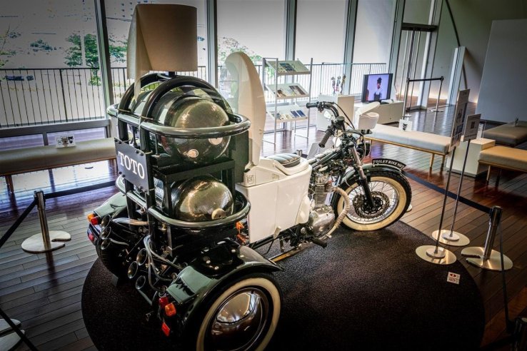 This classy trike crossed Japan with a ceramic throne