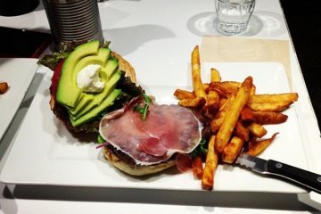 Journal Standard Gives Rise to a Burger Joint [Closed]
