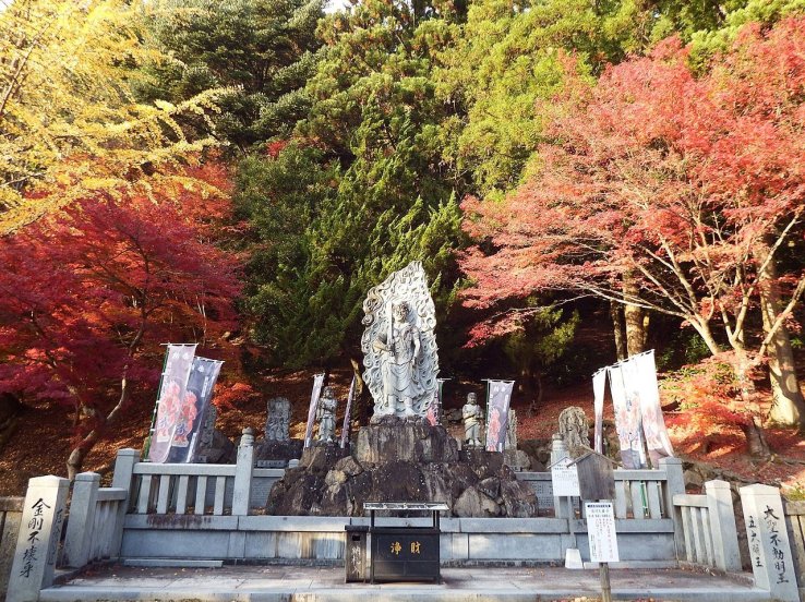 The grounds of Hashikura Temple during autumn