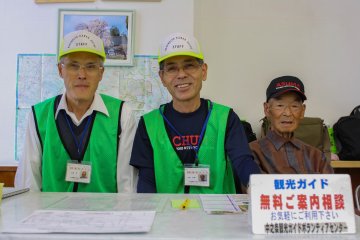 무료 관광 안내를 제공하는 현지 나카노조 자원 봉사자를 만나보시길
