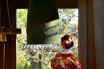 Momoji, a temple bell, and a lady in a kimono, Kaizoji Temple
