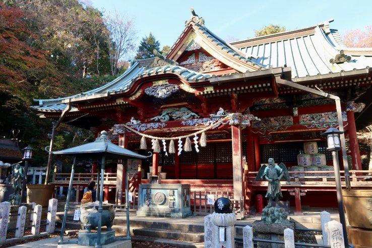 Izuna Gongen-do Hall with two tengu statues and and an incense burner for purifying oneself