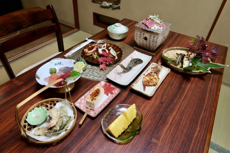 A traditional dinner at Kinkokaku