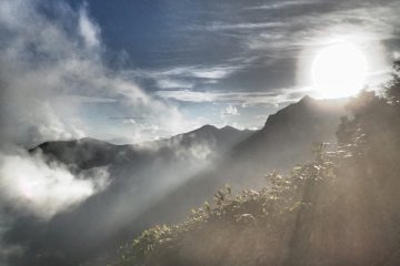 <p>Tepat sebelum matahari turun ke bawah pegunungan</p>
