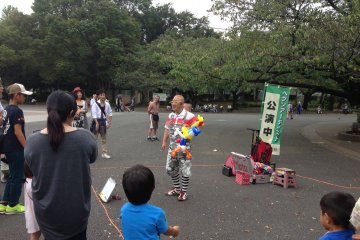 Ueno Park entertainment, on the way to the zoo