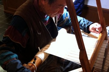 Yasushi Kondou weaving