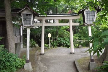 More distinctive white on the gate and lanterns