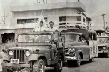 This restaurant yearns back to the days when they had left hand drive with Ryukyu Islands Number Plate, with singers sending off soldiers to the war
