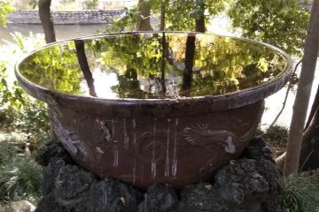 Reflecting water basin