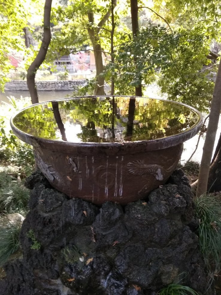 Reflecting water basin