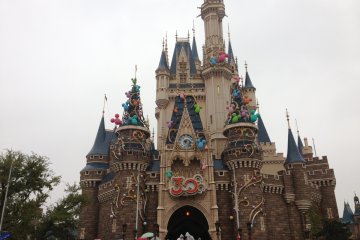 <p>Selamat datang di Disney Land Tokyo</p>
