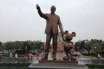 <p>Temui Walt Disney dan temannya</p>
