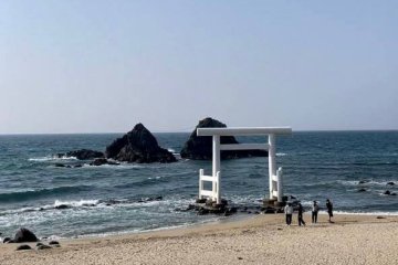 Fukuoka Day Trip: Itoshima's Sakurai Futamigaura Couple Stones