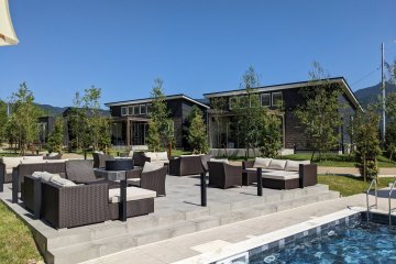Poolside firepit and seatin