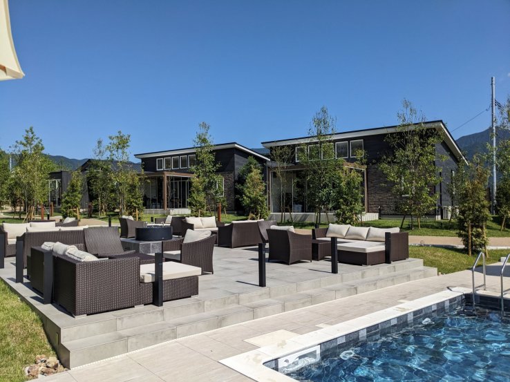 Poolside firepit and seatin