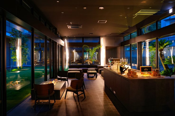 The lounge bar stays open until late (Hours: 14:00–23:00 / 6:00–10:00)