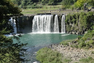 Vue sur les chutes depuis un pont suspendu