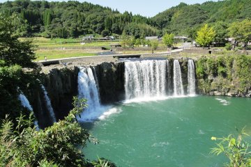 Les chutes depuis le chemin qui longe la rivière