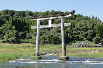 Un torii en amont des chutes
