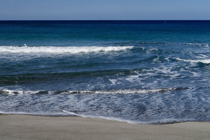Ocean waves against the shore