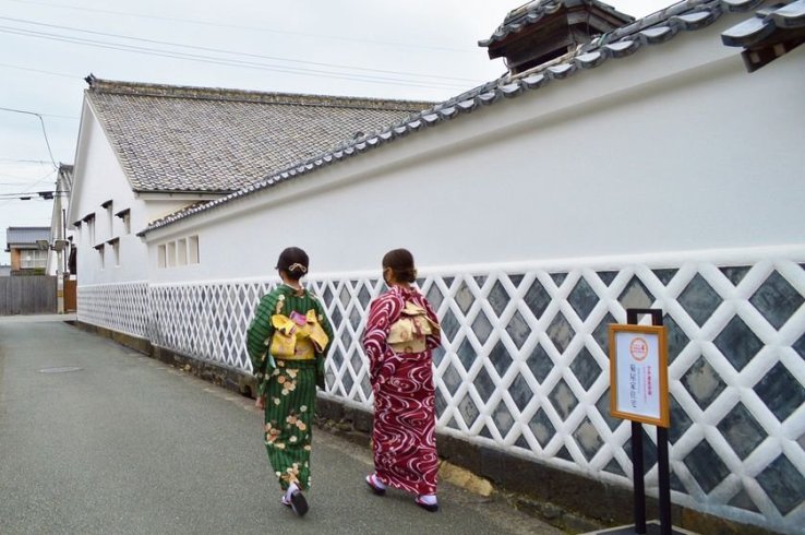 Merchant district featuring namako-kabe walls