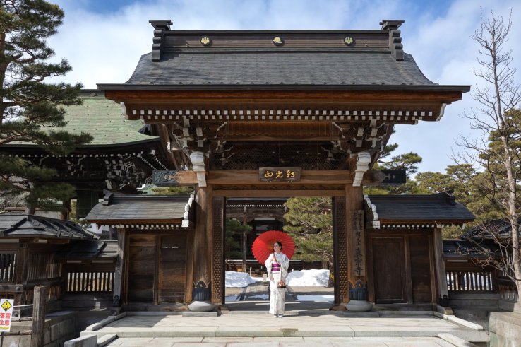 A scenic moment in front of Shinshuji Temple