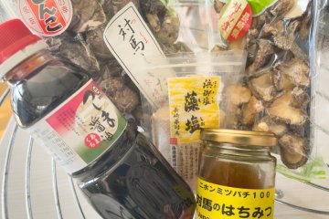 Sightseeing information center, Fureai-dokoro-Tsushima has a souvenir shop in the same facility. The honey was sold there for 2,500 yen.