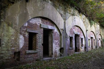The Himegamiyama Fortress Ruins was built to prevent enemy ships from entering Asakaya Bay during the Russo-Japanese War.