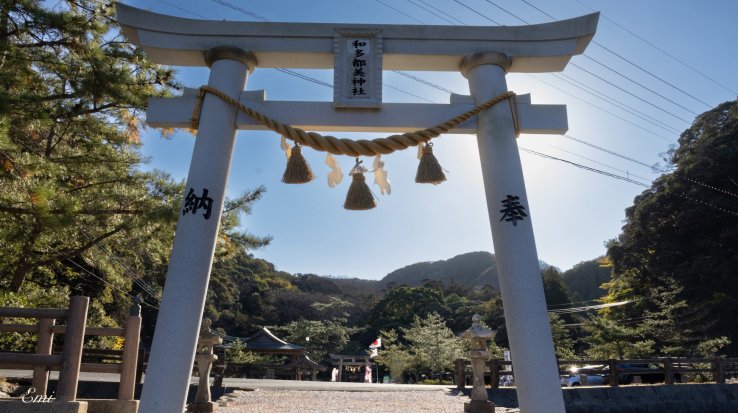 “The Cloud Ridge Shrine” in the game world appears to have a real-world counterpart in Wadatsumi Shrine in Tsushima. When the tide is high, the seawater rises close to the shrine.