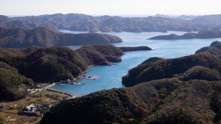 Located near the center of Tsushima, Aso-wan is a bay shaped by a beautiful rias coastline.