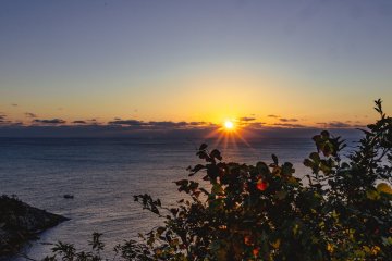 The island has vast panorama views everywhere. Why not try to wake up before sunrise and glimpse the breathtaking moment? Photo was taken at Isaribi park.