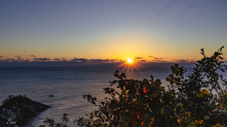 The island has vast panorama views everywhere. Why not try to wake up before sunrise and glimpse the breathtaking moment? Photo was taken at Isaribi park.