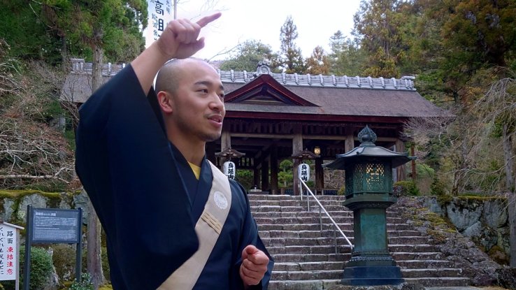 Temple-town tour guided by a junior priest