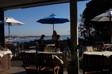 Loncafe is part of what is called the “Miami Beach Garden” area. The café faces the Shonan shore and is a really comfortable open terrace.