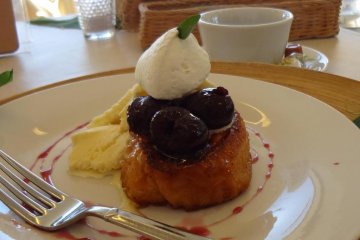 They specialize in French toast. Please give it a try! I bet you will smile at the crispy surface of the French toast, and its succulent center. However, don’t expect a large meal. A few bites and it’s gone!