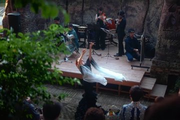 Yuranza performers and audience at The Mountain Plaza ®