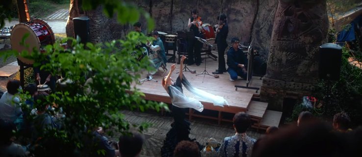 Yuranza performers and audience at The Mountain Plaza ®