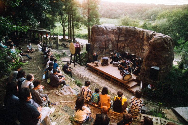 Setting during an open-air concert