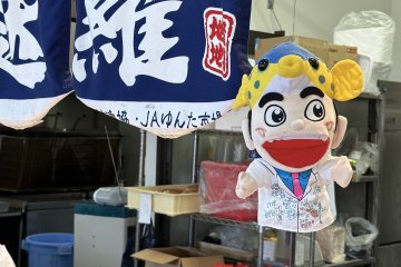 The seafood market has great atmosphere
