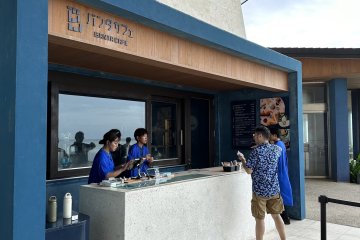 Banta Cafe, casual dining on site