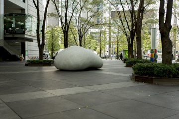 This abstract sculpture fit perfectly with the buildings design and surroundings at Tokyo International Forum at Yurakucho