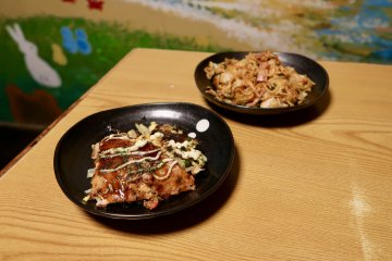 Sakurayaki (front) and Sakura-tei sobameshi (back)