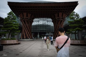 Kanazawa Station’s Tsuzumi-mon Gate. From a distance, it is said to resemble a samurai helmet.