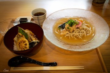 Jibu-ni soba (cold) with vegetable tempura at Kenroku Tei, inside the Kenroku-en Park.