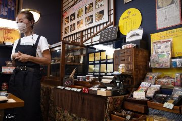 Established in 1897 as a gold leaf wholesaler, Tajima Gold Leaf Craft remains at the heart of this tradition. Eri, a skilled artisan, shares insights into the intricate process of making gold leaf. 