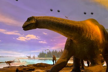 Huge dioramas with working animatronics give visitors a glimpse of how dinosaurs used to live