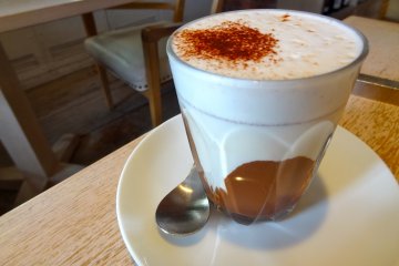 bills hot chocolate with valrhona chocolate (¥700)